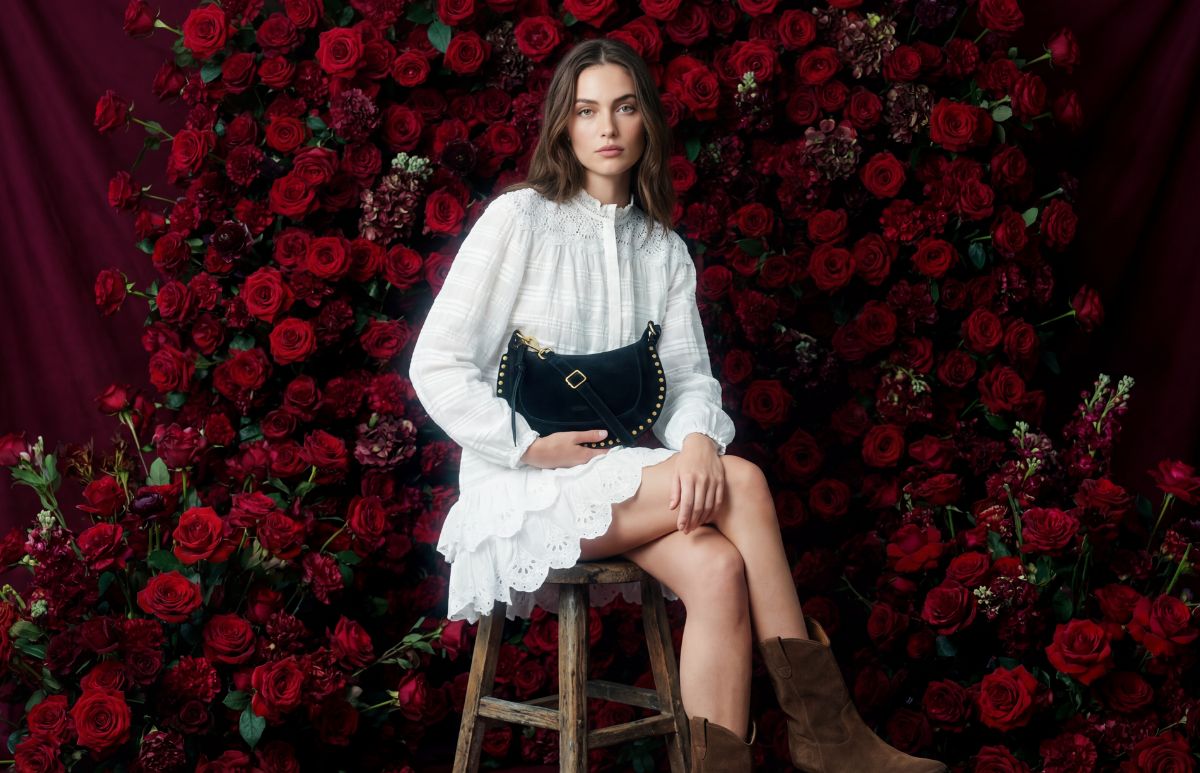 Colección Primavera–Verano 2026 de Isabel Marant: sudaderas icónicas y bolsos que definen el estilo parisino