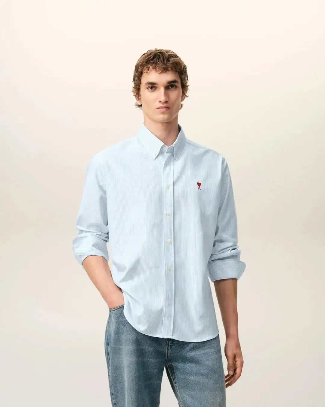 Camisa Ami Paris Quota Contrasted Ami de Coeur Button Down Collar Classic Fit USH878 CO0087 475 SKY BLUE/NATURAL WHITE AMI PARIS