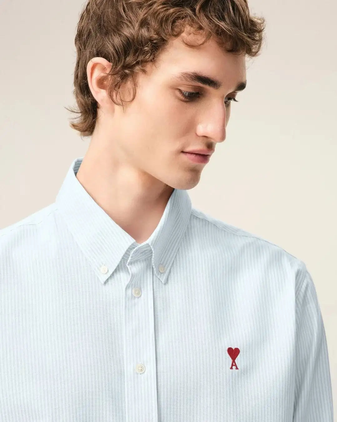 Camisa Ami Paris Quota Contrasted Ami de Coeur Button Down Collar Classic Fit USH878 CO0087 475 SKY BLUE/NATURAL WHITE AMI PARIS