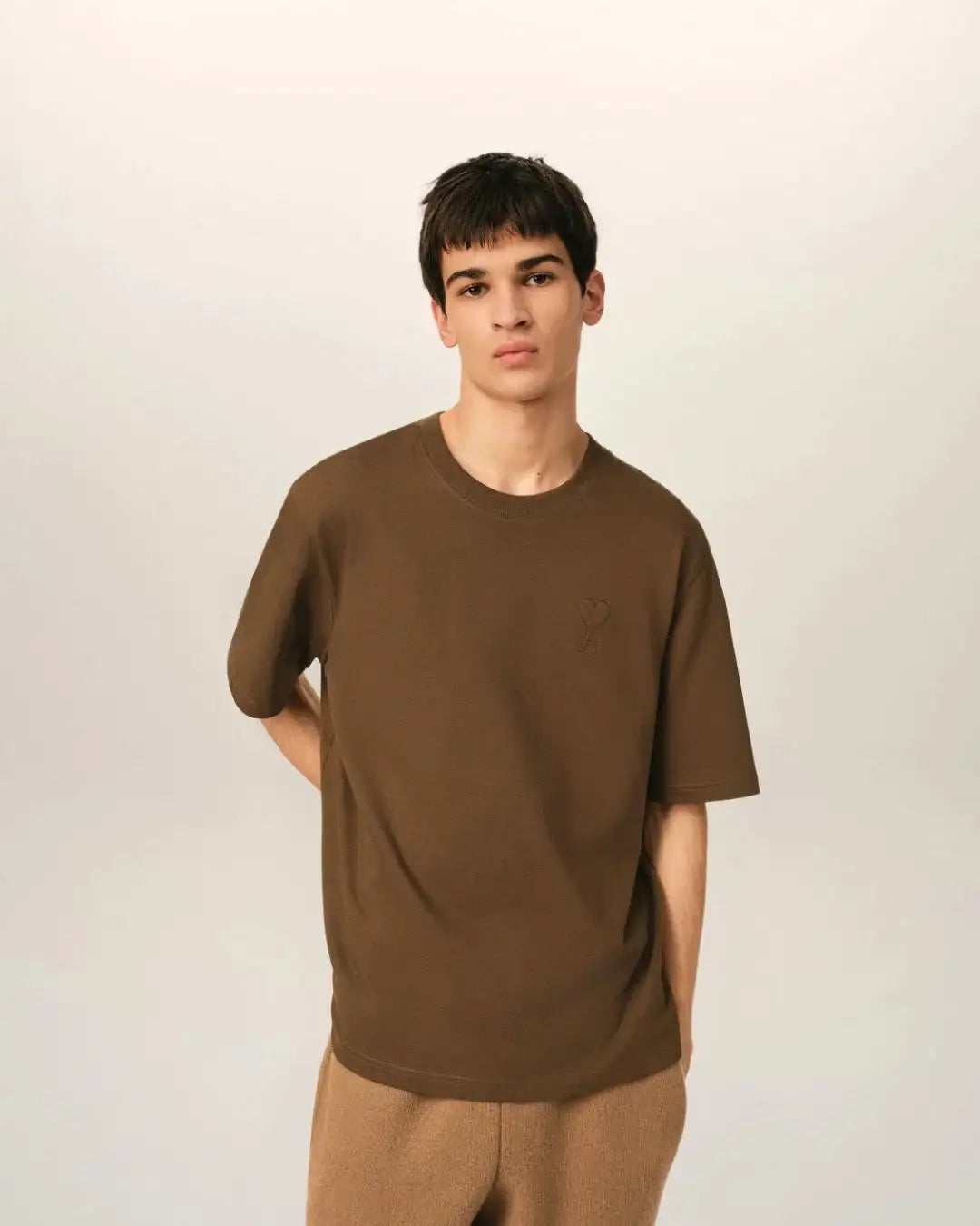Camiseta Ami Paris with Tonal Embossed Big Ami de Coeur UTS357 726 2221 CHOCOLATE AMI PARIS