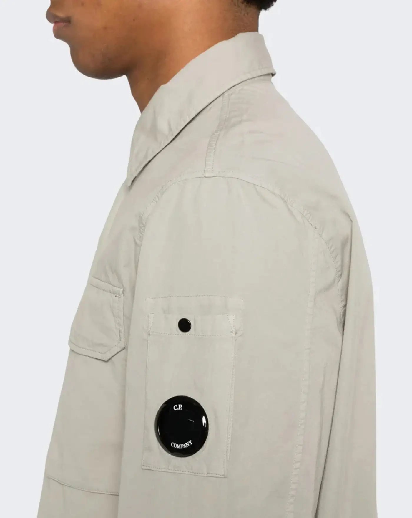 Chaqueta C.P. Company Organic Gabardine Zipped Lens Overshirt 20CMOS156A110143G 904 DOVE C.P. COMPANY