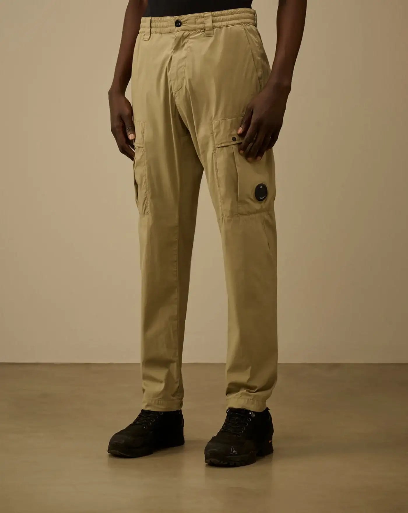 Pantalon C.P. Company 50 Fili Stretch Elasticated Lens Cargo Pants 20CMPA255A006439G 610 MOSS GRAY C.P. COMPANY