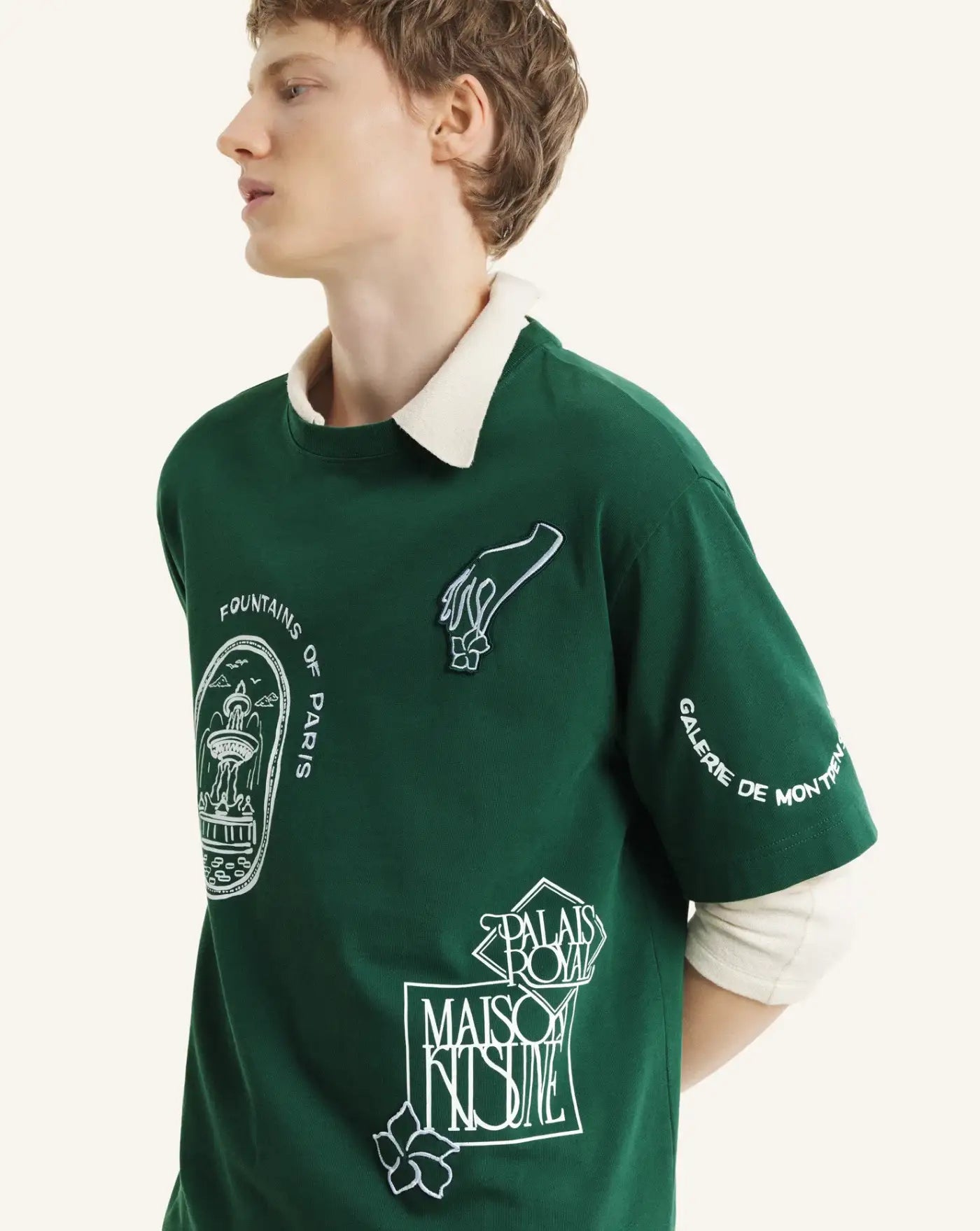 Camiseta Maison Kitsune Art Nouveau Stamps QM00107KJ0119 P399 MAISON KITSUNE