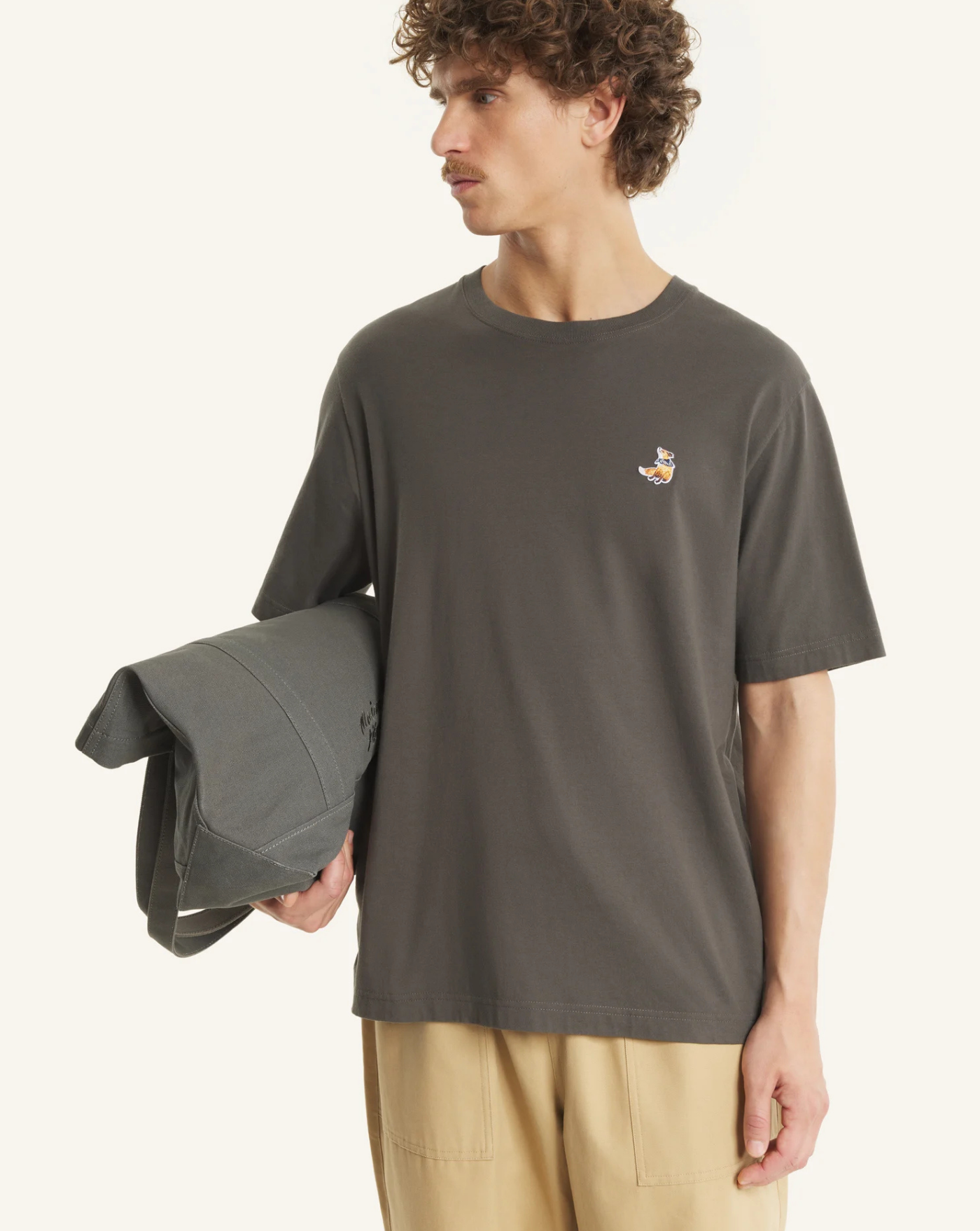 Camiseta Maison Kitunse Dreaming Fox QM00102KJ7026 0453 MAISON KITSUNE