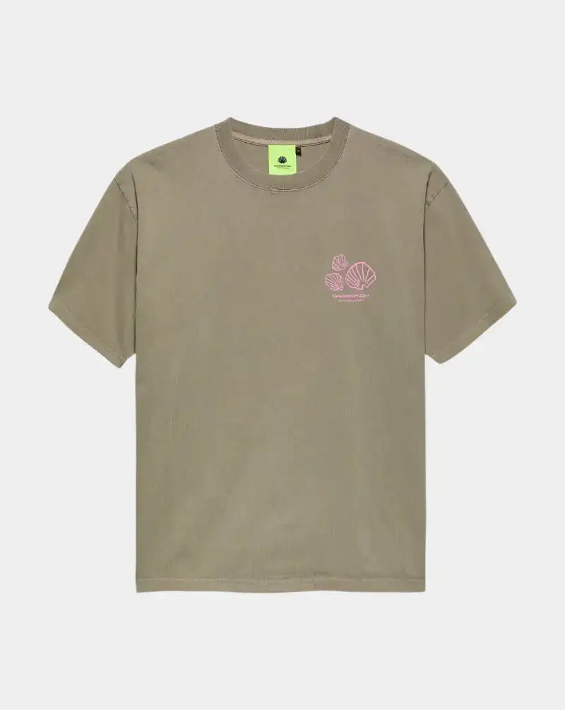 Camiseta New Amsterdam Lost Surfer Tee 2502066001 TAUPE NEW AMSTERDAM