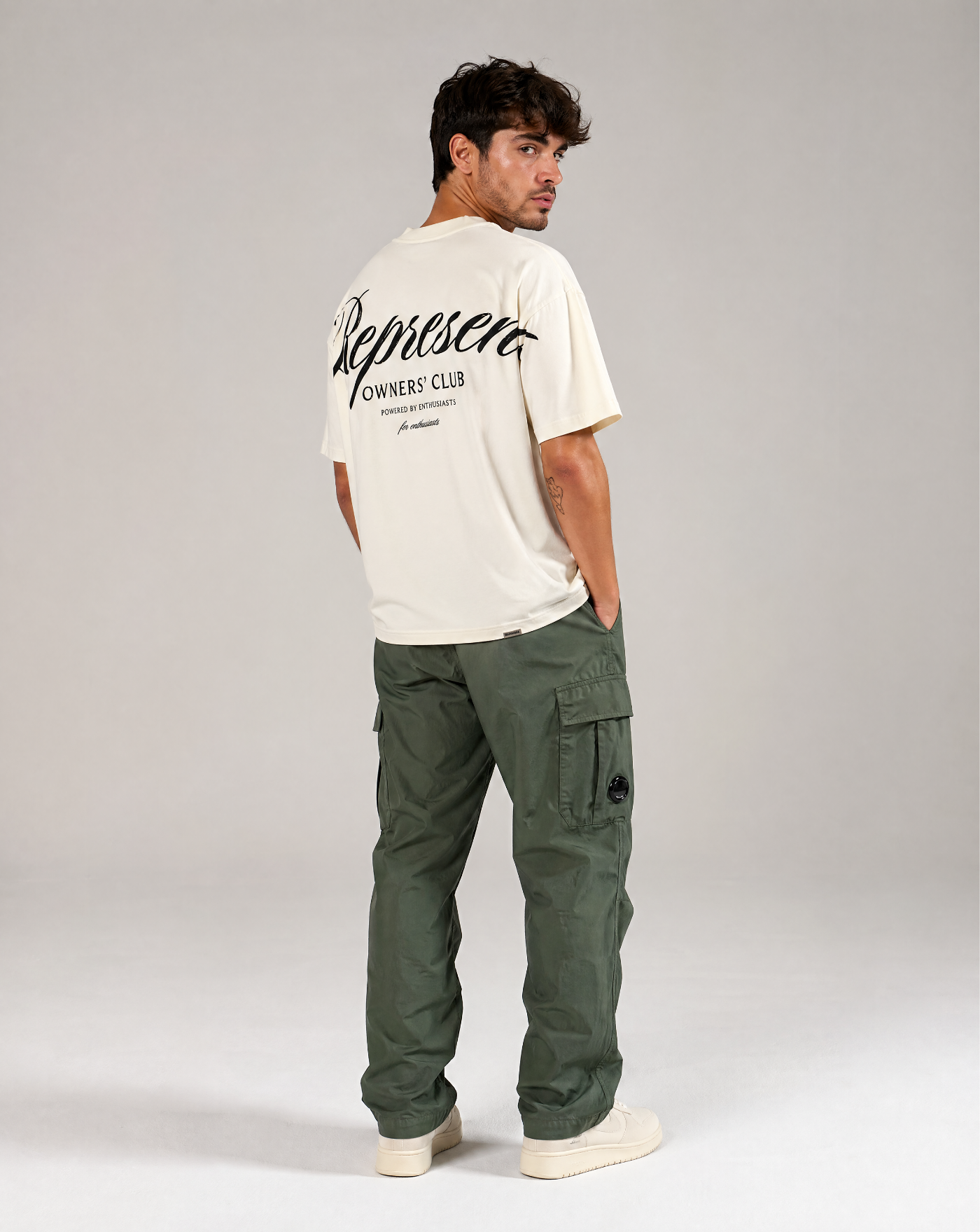 Camiseta Represent Owners Club Script OCM41201 072FLAT WHITE REPRESENT
