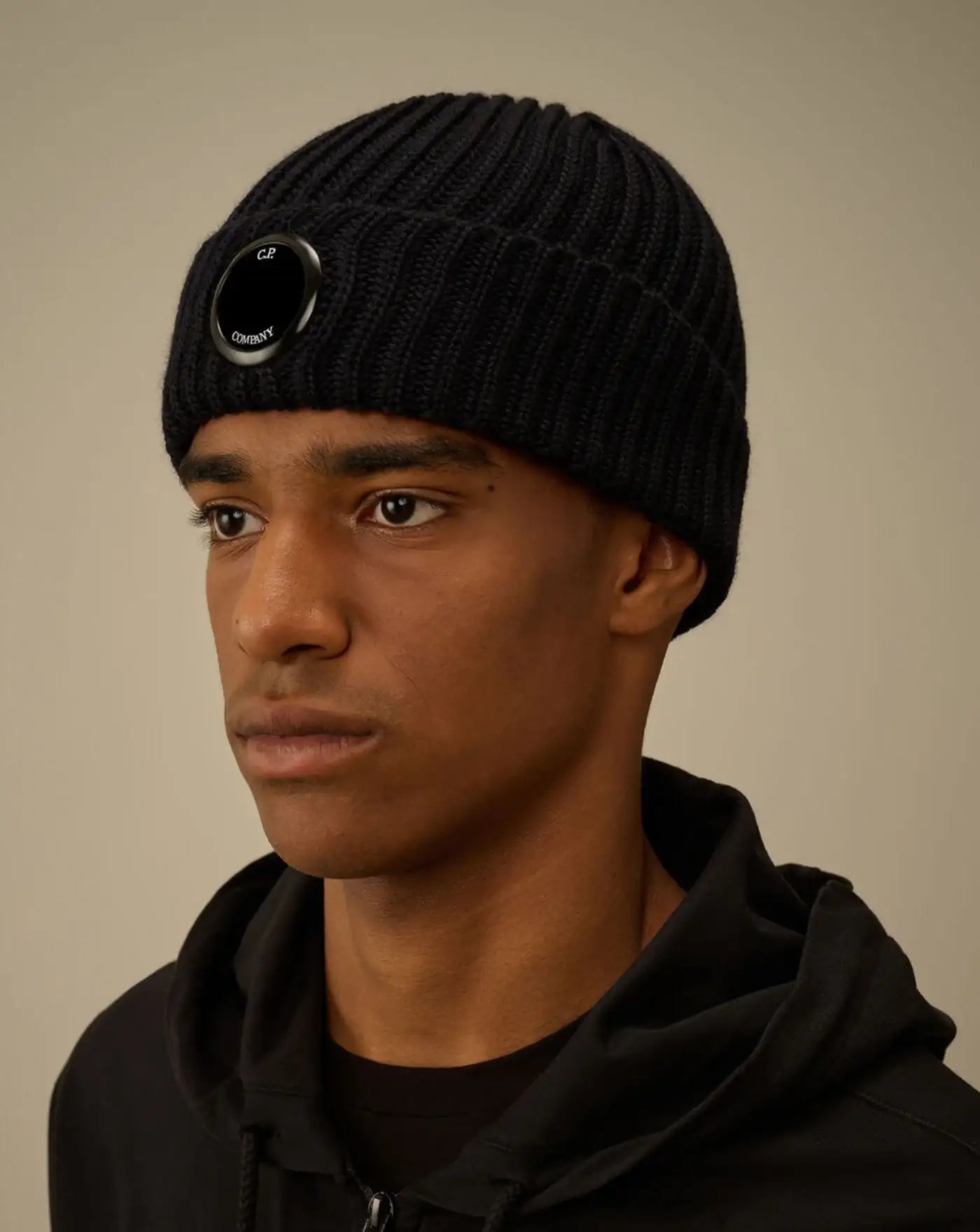 Gorro C.P. Company Knit Cap in Extrafine Merino RFCMAC739A005509A 888 C.P. COMPANY