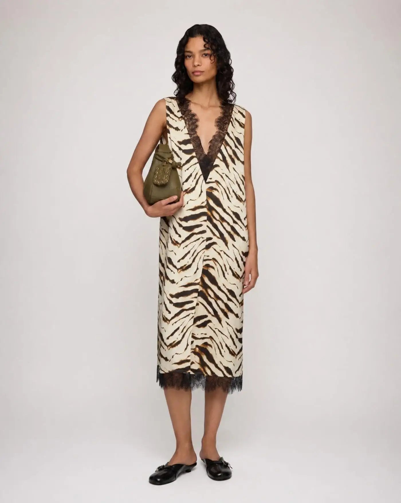 Vestido Ganni Printed Stretch Satin V-neck Midi Dress<BR/> A1030663 135 GANNI
