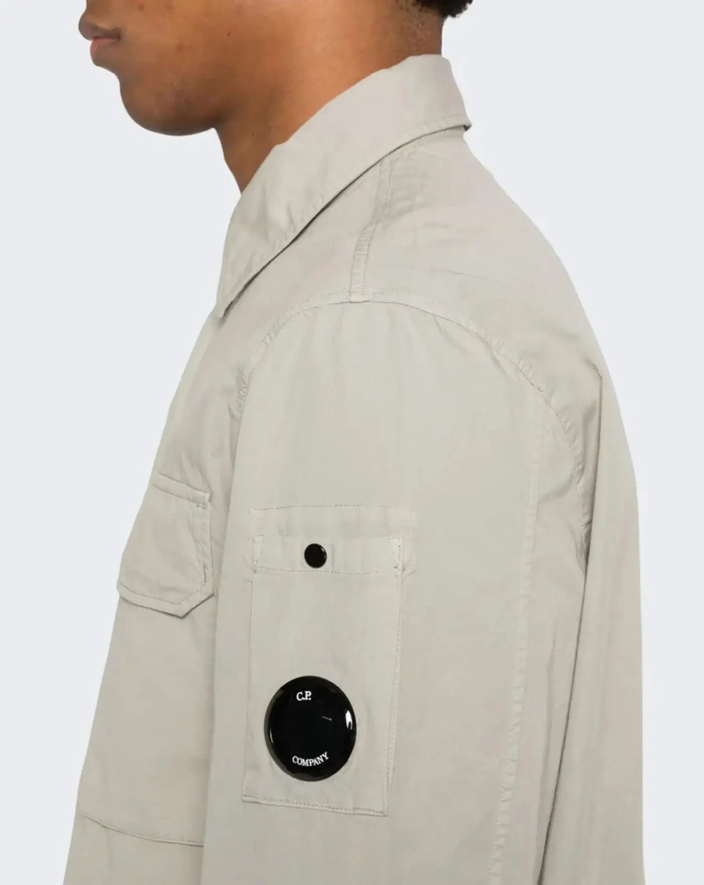 Chaqueta C.P. Company Organic Gabardine Zipped Lens Overshirt 20CMOS156A110143G 904 DOVE C.P. COMPANY