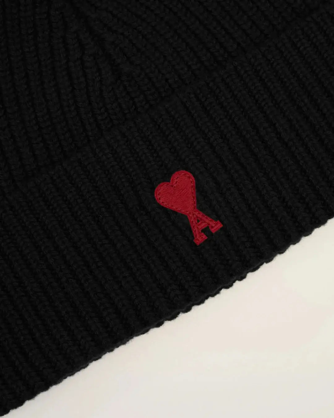 Gorro Ami Paris Quota Beanie with Red Ami de Coeur BFUHA116 018 009 AMI PARIS 