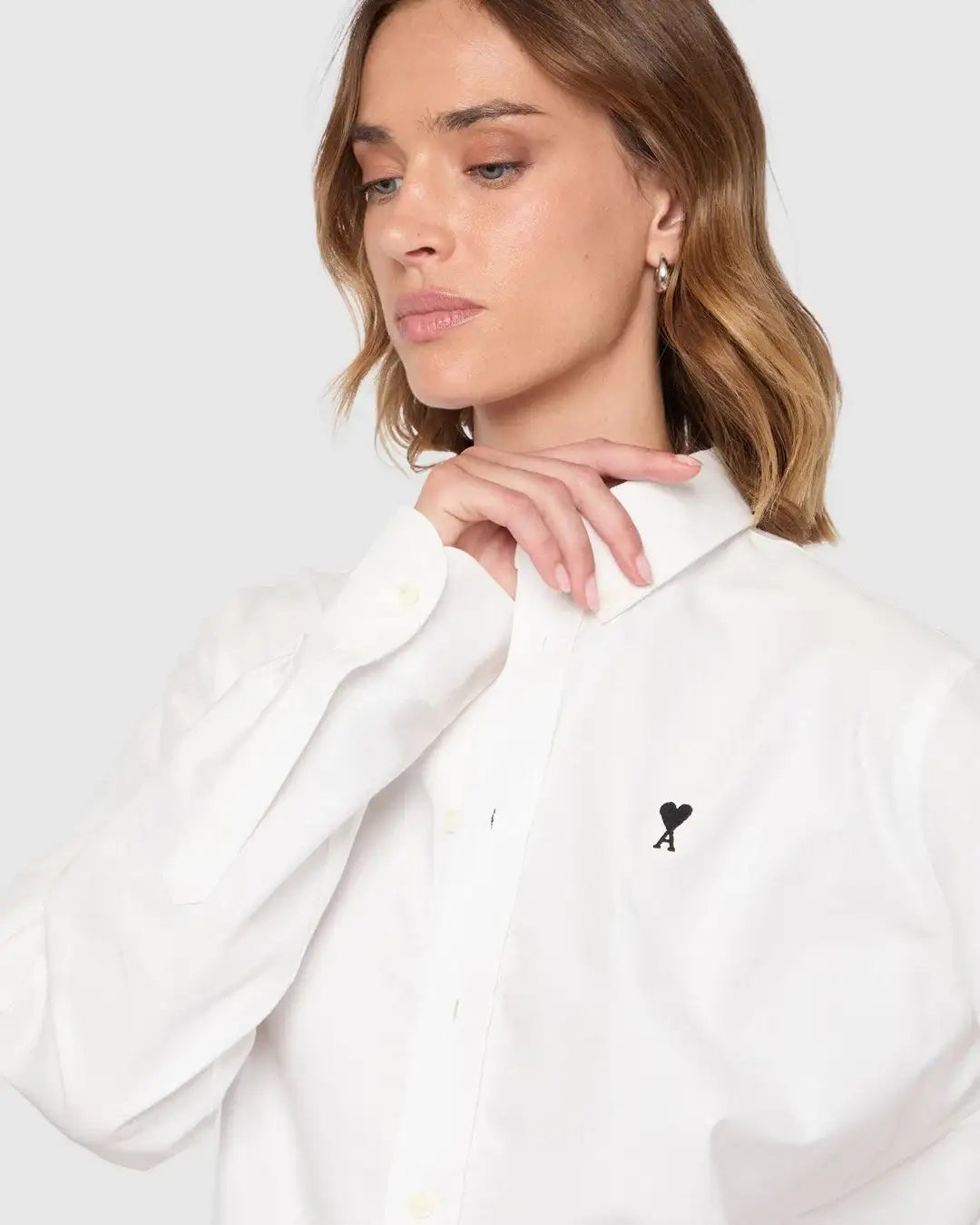Camisa Ami Paris Quota Contrasted Ami de Coeur Button Down Collar Classic Fit USH878 CO0031 168 NATURAL WHITE AMI PARIS 