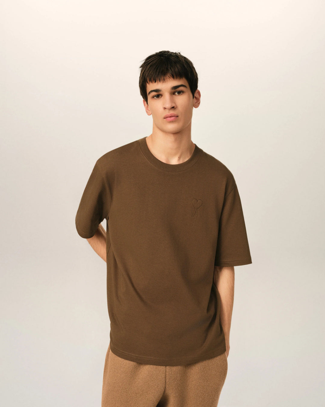 Camiseta Ami Paris with Tonal Embossed Big Ami de Coeur UTS357 726 2221 CHOCOLATE AMI PARIS 