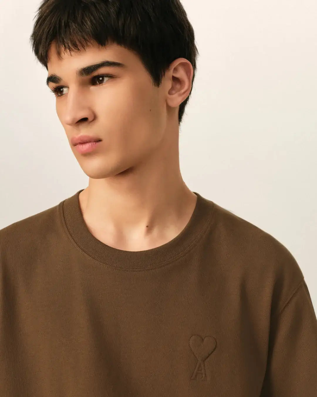 Camiseta Ami Paris with Tonal Embossed Big Ami de Coeur UTS357 726 2221 CHOCOLATE AMI PARIS 