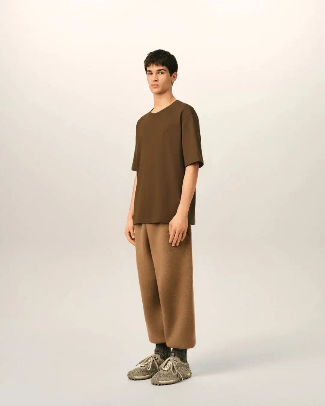 Camiseta Ami Paris with Tonal Embossed Big Ami de Coeur UTS357 726 2221 CHOCOLATE AMI PARIS 