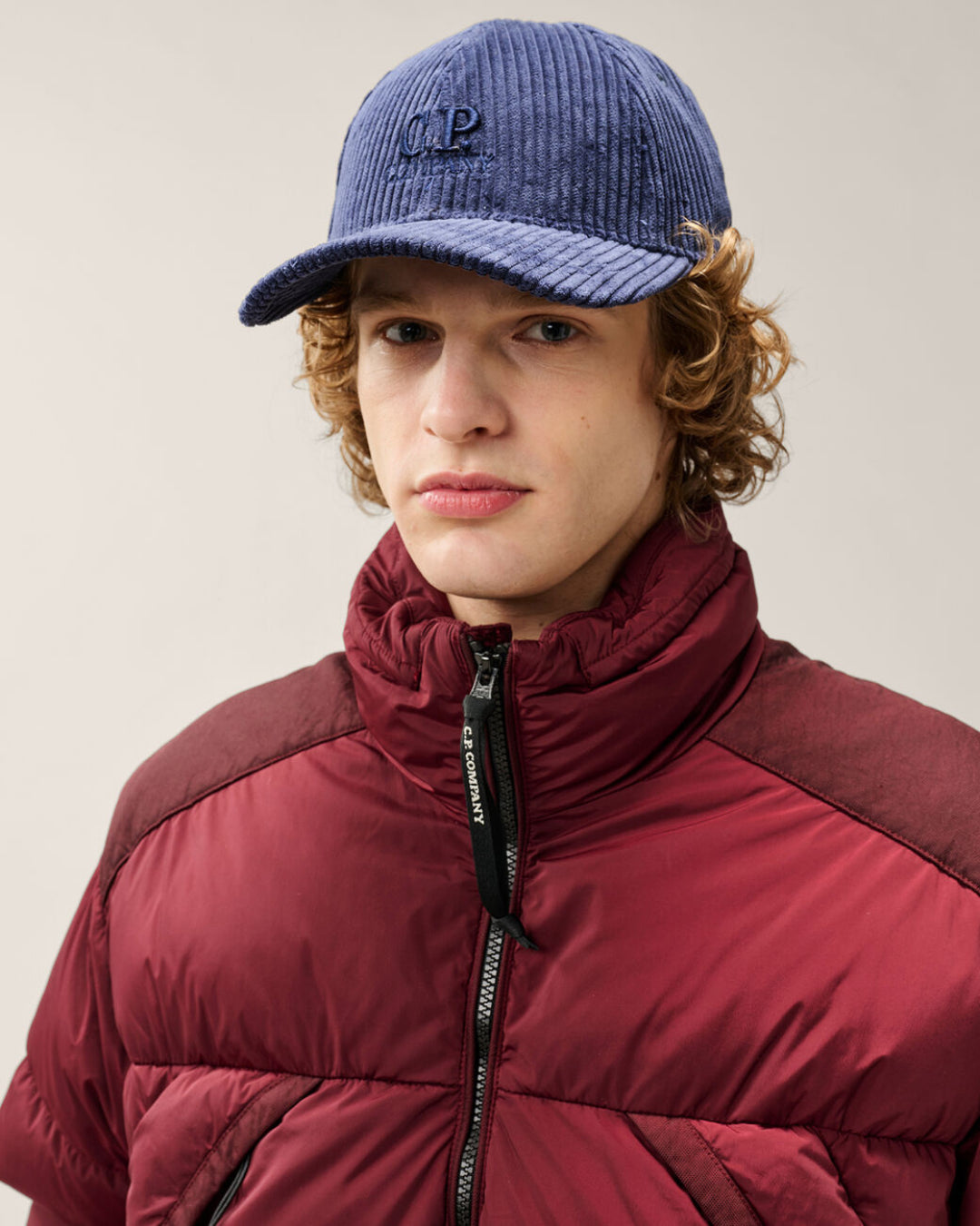 Gorra C.P. Company 350 Stripes Corduroy Baseball Cap 21CMAC245A110472A 880 C.P. COMPANY 
