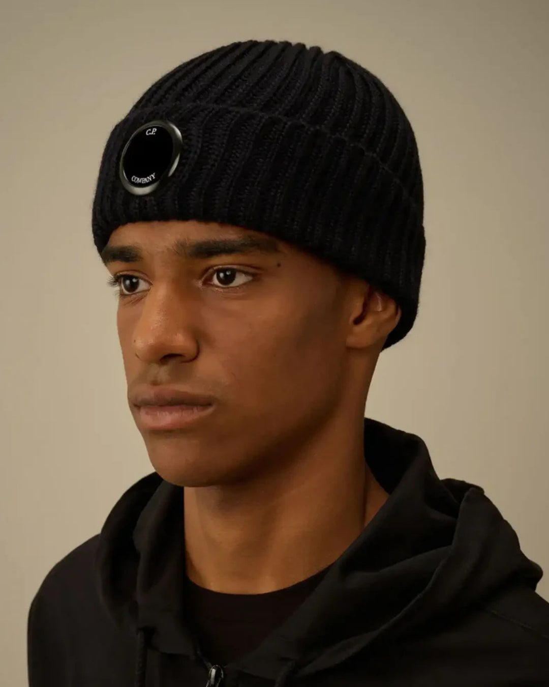 Gorro C.P. Company Knit Cap in Extrafine Merino RFCMAC739A005509A 888 C.P. COMPANY 
