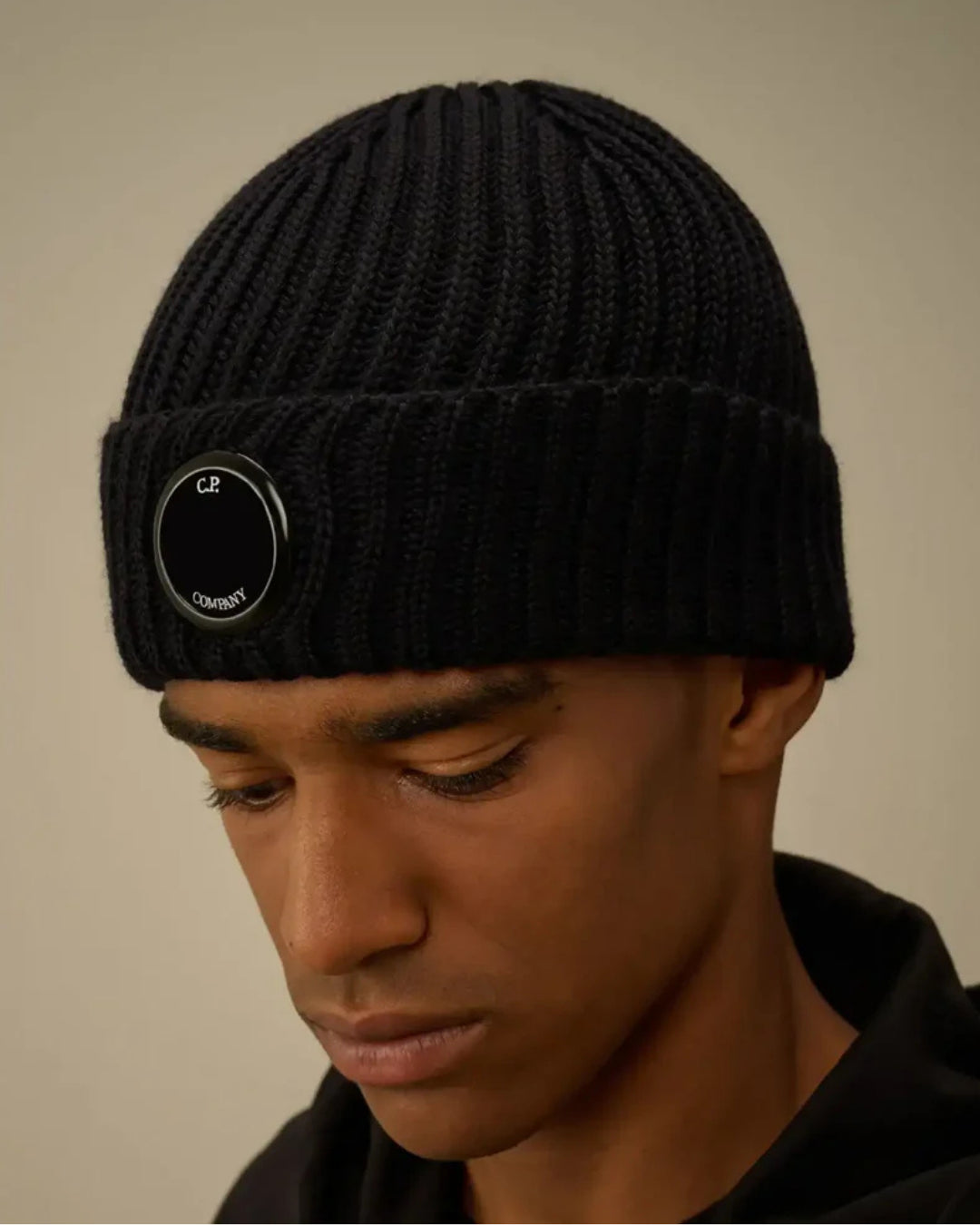 Gorro C.P. Company Knit Cap in Extrafine Merino RFCMAC739A005509A 888 C.P. COMPANY 