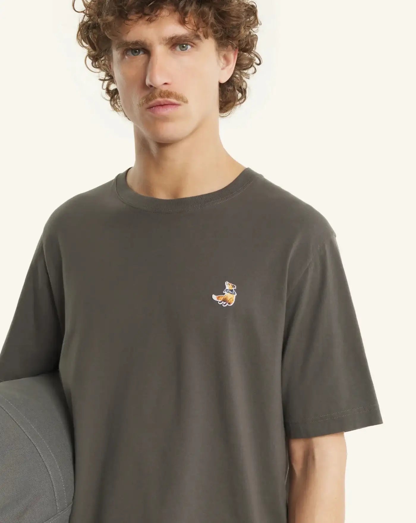 Camiseta Maison Kitunse Dreaming Fox QM00102KJ7026 0453 MAISON KITSUNE 