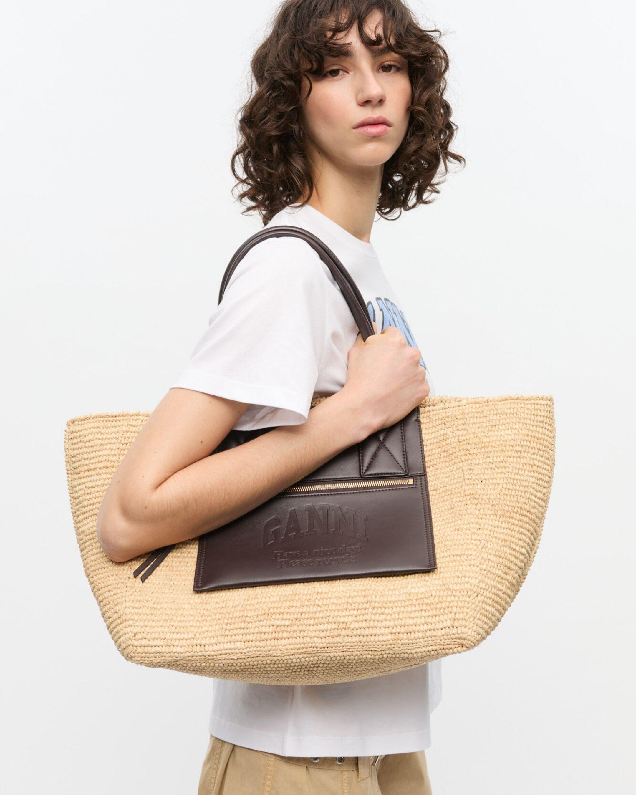 Bolso Ganni Easy Shopper Medium Raffia A6823 901 GANNI 