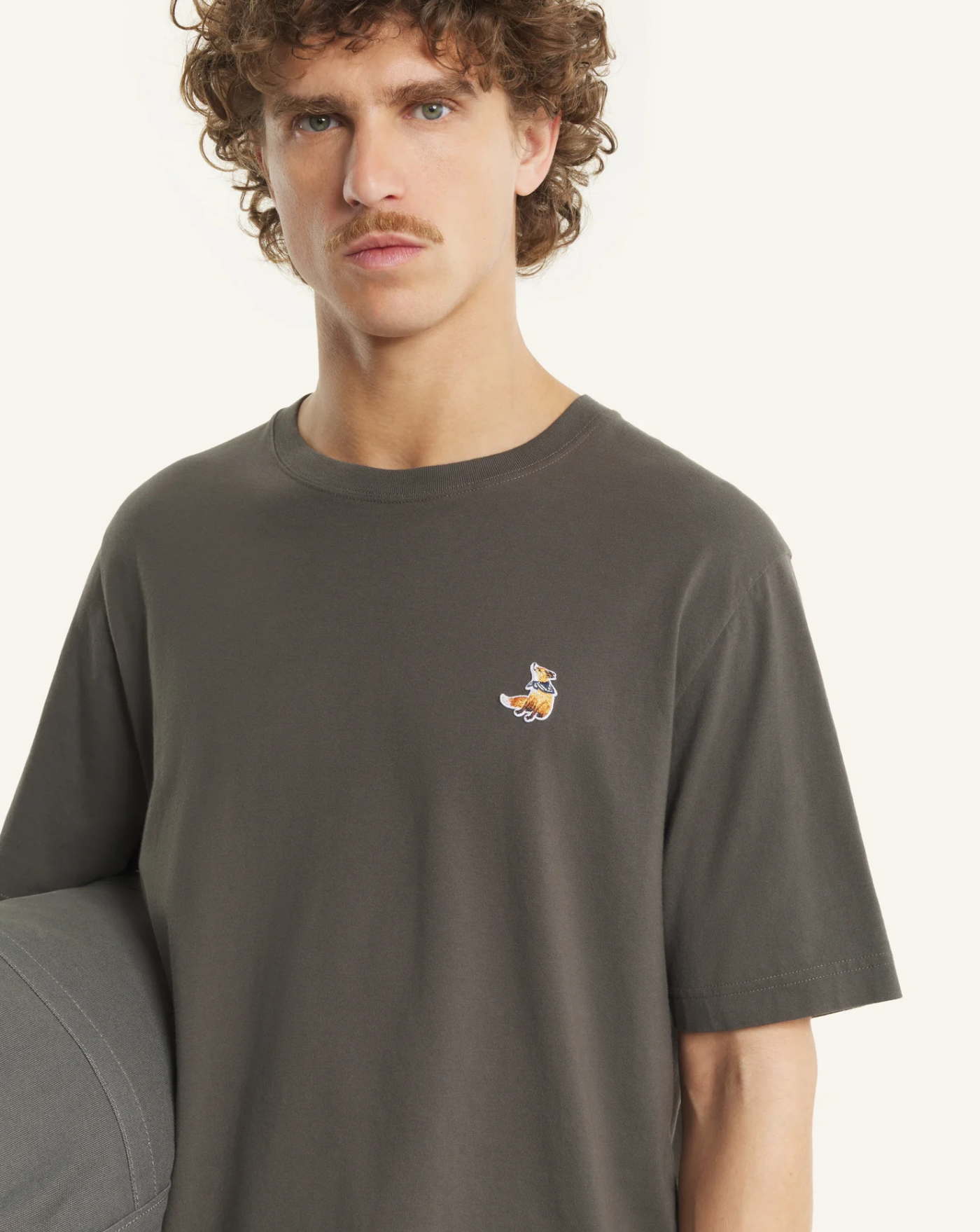 Camiseta Maison Kitunse Dreaming Fox QM00102KJ7026 0453 MAISON KITSUNE 