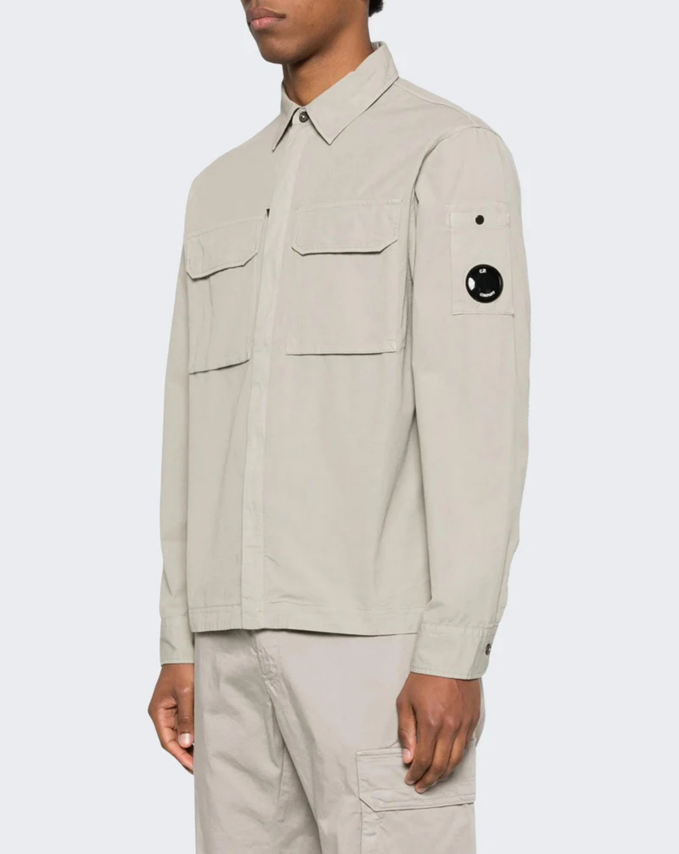 Chaqueta C.P. Company Organic Gabardine Zipped Lens Overshirt 20CMOS156A110143G 904 DOVE C.P. COMPANY 