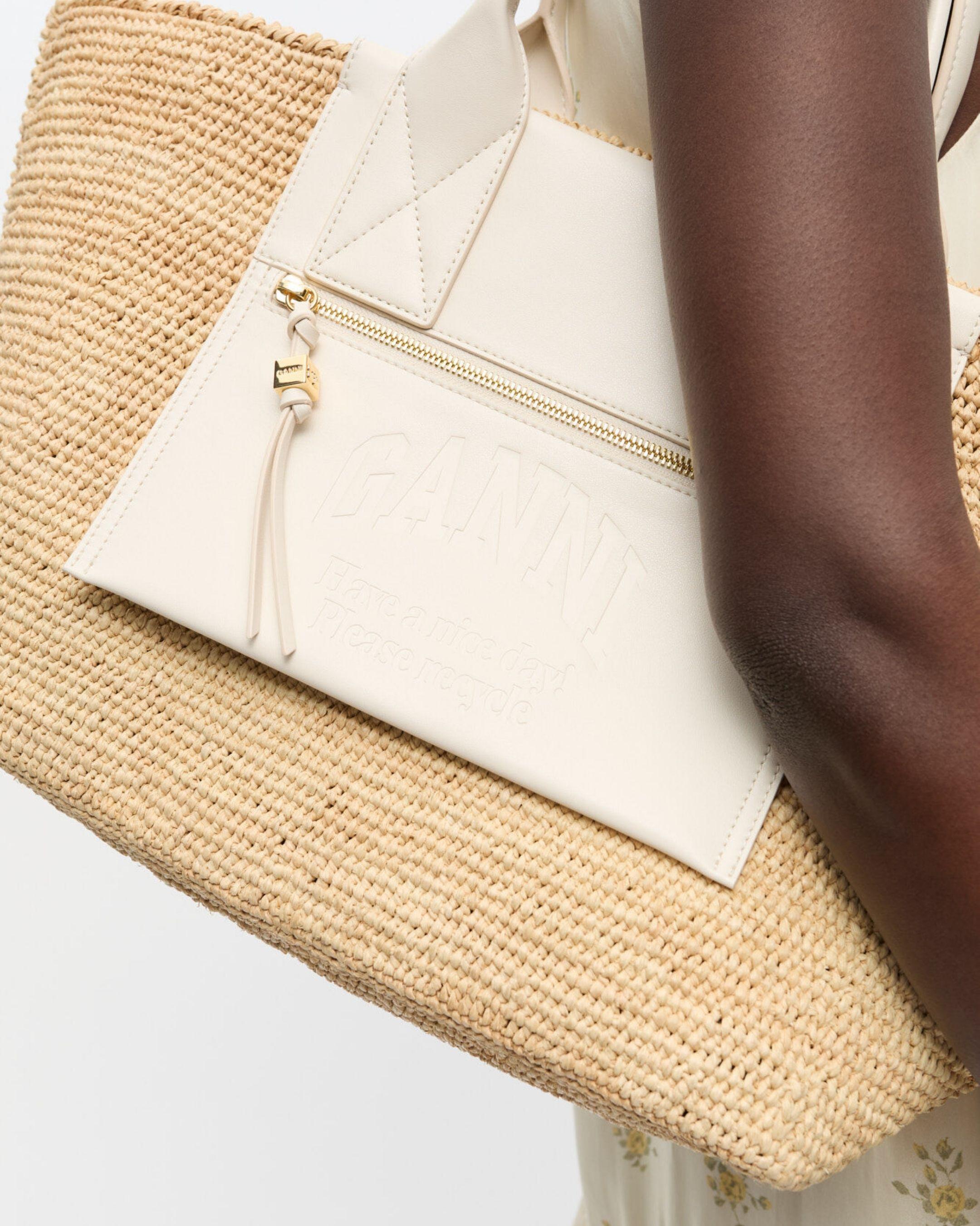 Bolso Ganni Easy Shopper Medium Raffia A6824 135 GANNI 