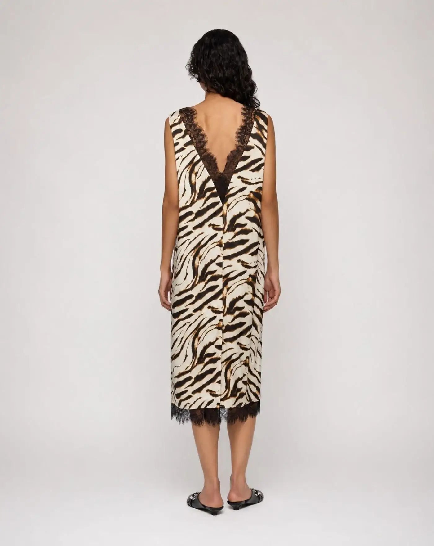 Vestido Ganni Printed Stretch Satin V-neck Midi Dress<BR/> A1030663 135 GANNI 