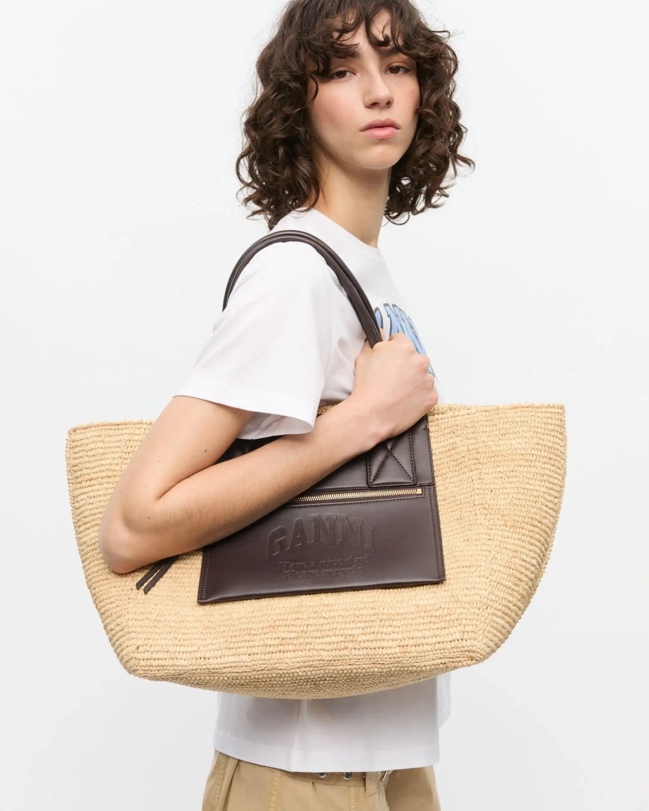 Bolso Ganni Easy Shopper Medium Raffia A6823 901 GANNI 
