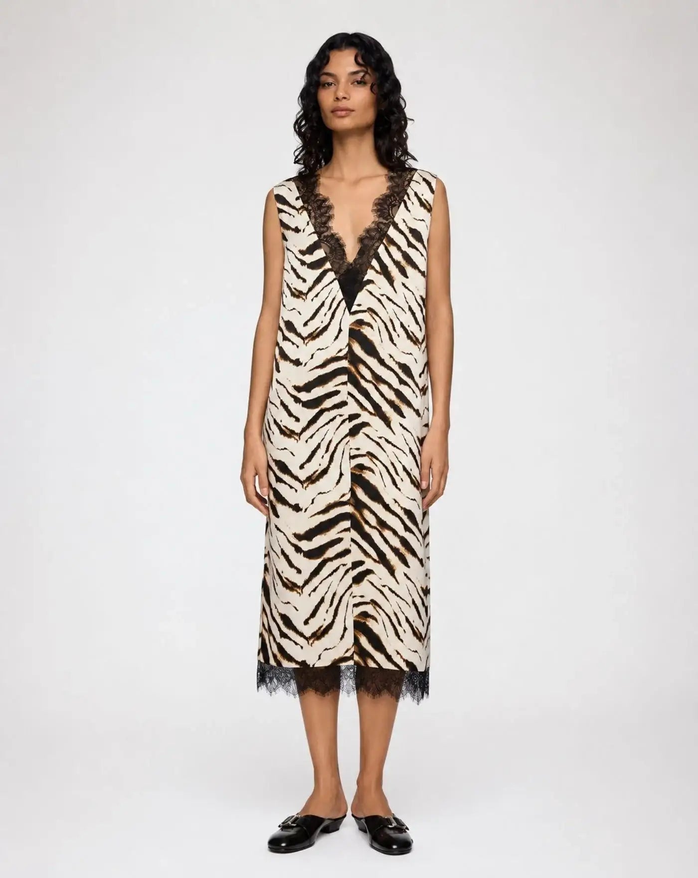 Vestido Ganni Printed Stretch Satin V-neck Midi Dress<BR/> A1030663 135 GANNI 